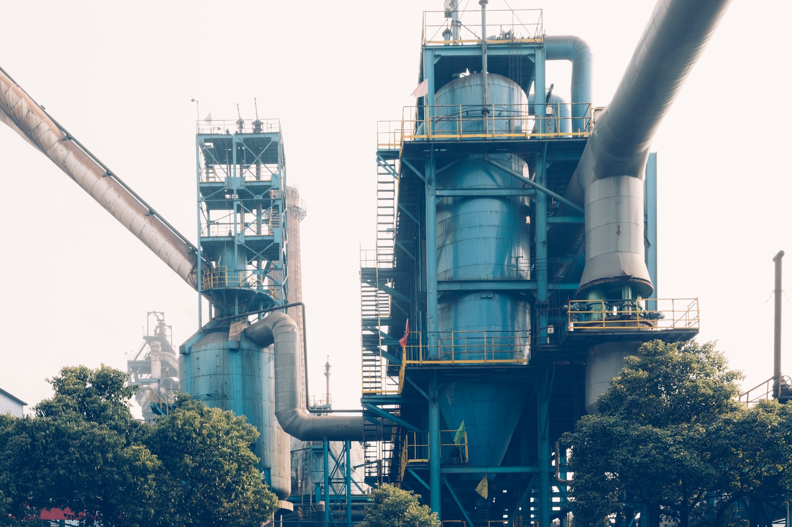 Engenheiro inspecionando central de gases industriais